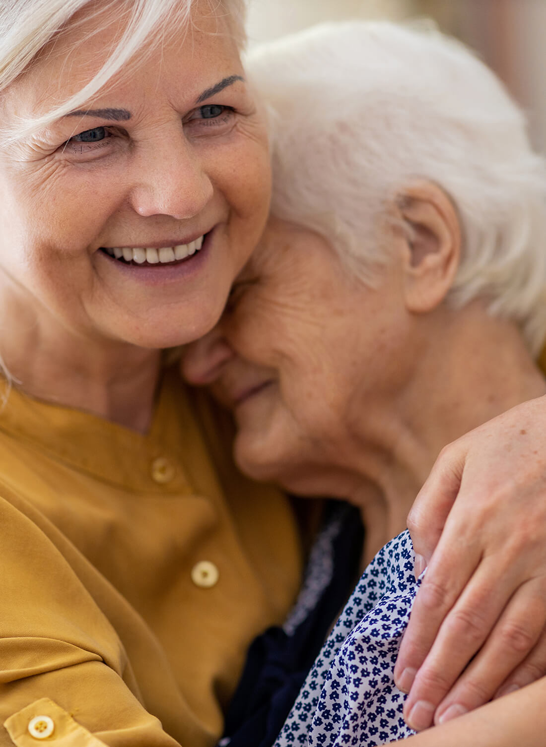 Zwei Seniorinnen geht es besser dank der 24-Stunden-Betreuung in Glarus.
