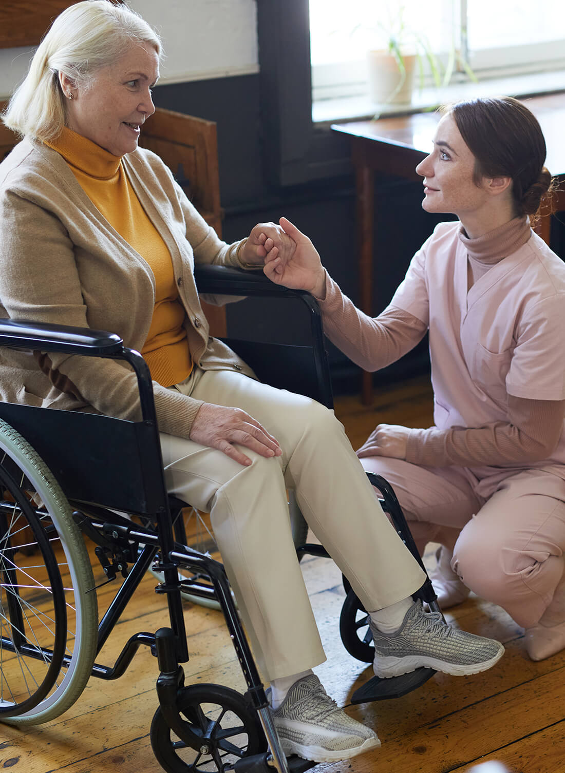 Einer Seniorin wird von der 24-Stunden-Betreuung in Glarus geholfen.