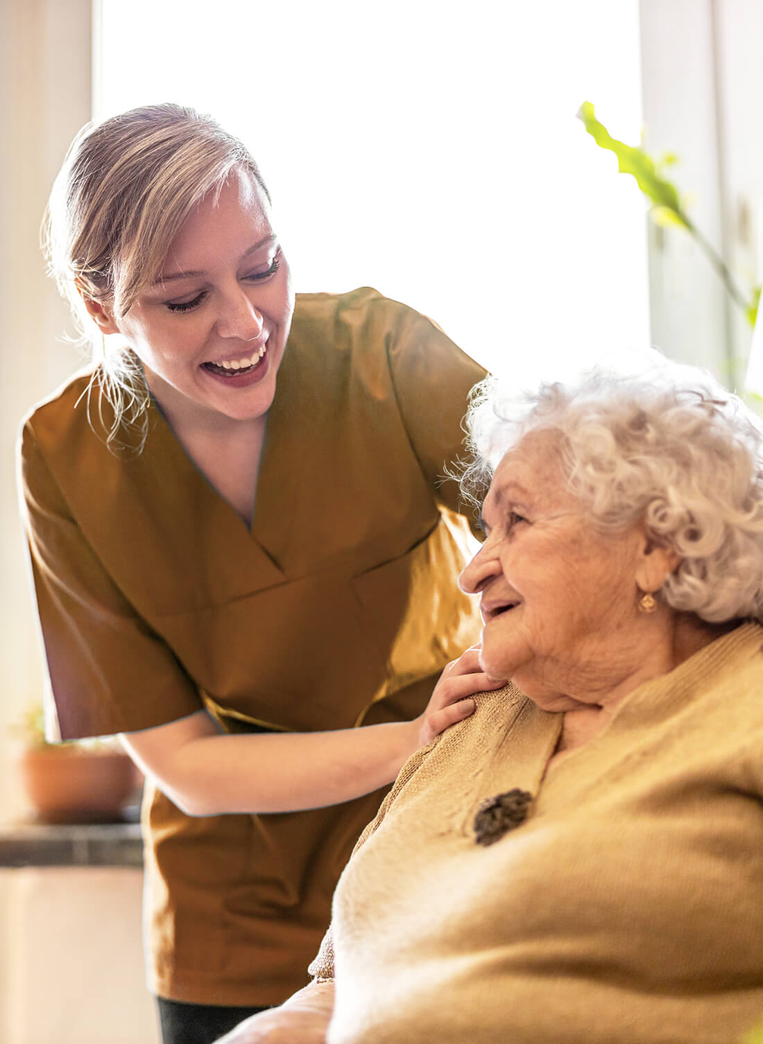 Die 24 Stunden Betreuung in Uri hilft einer Seniorin beim Alltag.